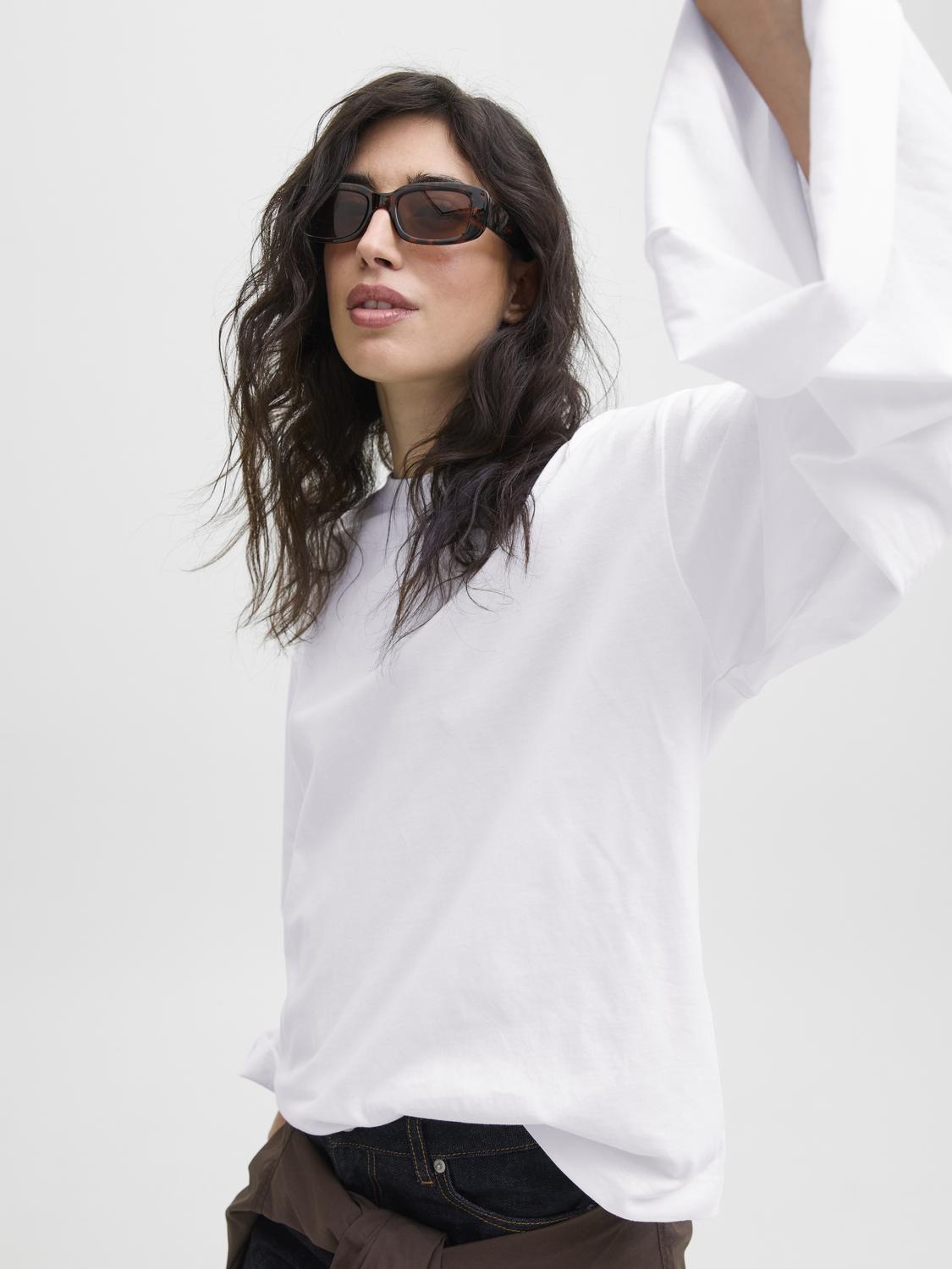model_shot-creative